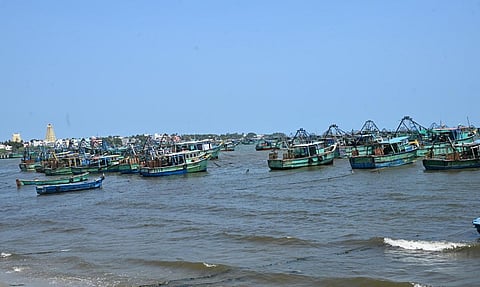 வேலை நிறுத்ததினால் ராமேசுவரம் கடற்பகுதியில் நிறுத்தப்பட்டிருந்த படகுகள்.