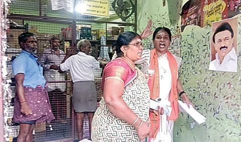 டாஸ்மாக் மதுபானக் கடைகளில் முதல்வர் படத்துடன் கூடிய விழிப்புணர்வு ஸ்டிக்கர்களை ஒட்டிய பாஜக மகளிரணியினர்