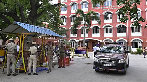 நீதிமன்றத்துக்கு தவறான தகவல்: தனியார் வங்கிக்கு அபராதம் - மேலாளருக்கு 3 மாதம் சிறை