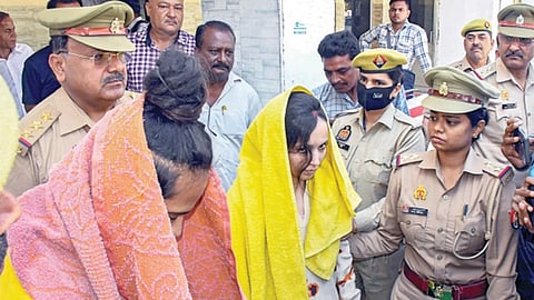 உத்தர பிரதேசத்தில் கப்பல் அதிகாரி கொலை: உடலை மறைத்த மனைவி, காதலன் கைது