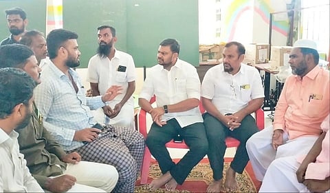 ஜாகீர் உசேன் குடும்பத்தினரை சந்தித்து எஸ்டிபிஐ கட்சியின் மாநில தலைவர் நெல்லை முபாரக் ஆறுதல் கூறினார்.