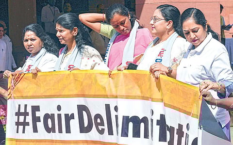 தொகுதி மறுவரையறை தொடர்பாக நாடாளுமன்ற வளாகத்தில் ஆர்ப்பாட்டம் நடத்திய திமுக எம்.பி.க்கள் கனிமொழி, தமிழச்சி தங்கபாண்டியன், கனிமொழி என்விஎன்  சோமு, காங்கிரஸ் எம்.பி.க்கள் ஜோதிமணி, சுதா ஆகியோர்.படம்: பிடிஐ