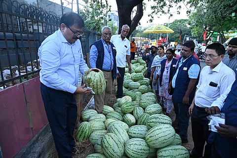 கெட்டுப்போன தர்பூசணி பழங்களை பறிமுதல் செய்த உணவு பாதுகாப்புத் துறை அதிகாரிகள்.