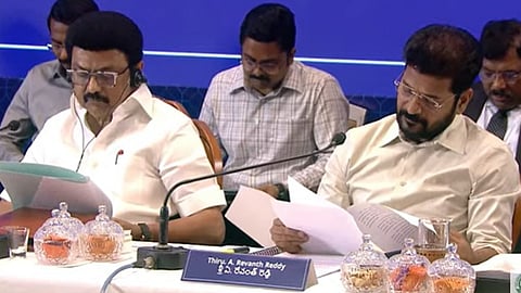 ஆலோசனைக் கூட்டத்தில் ஆந்திர முதல்வர் ரேவந்த் ரெட்டியுடன், தமிழக முதல்வர் மு.க.ஸ்டாலின்.