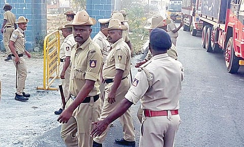 கன்னட அமைப்பினரின் முழு அடைப்பு போராட்டத்தை தொடர்ந்து, கர்நாடக மாநில எல்லையான அத்திப்பள்ளியில் பாதுகாப்பு பணியில் ஈடுபட்ட அம்மாநில போலீஸார்.