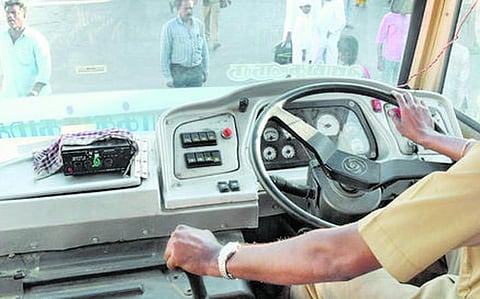 செல்போனில் யூடியூப் பார்த்தபடி பேருந்தை இயக்கிய ஓட்டுநர் சஸ்பெண்ட்