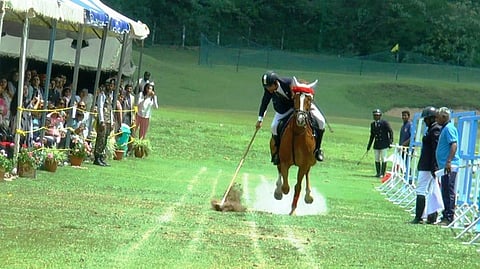 குன்னூரில் ராணுவ அதிகாரிகளின் குதிரை சாகசம் - பார்வையாளர்கள் பரவசம்