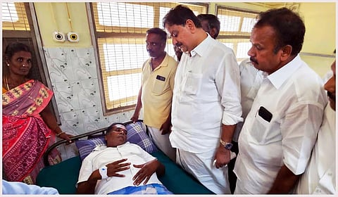 ஊத்தங்கரை அருகே கொடிக் கம்பம் அகற்றியபோது மின்சாரம் பாய்ந்து திமுக நிர்வாகி உயிரிழப்பு; 4 பேர் படுகாயம்