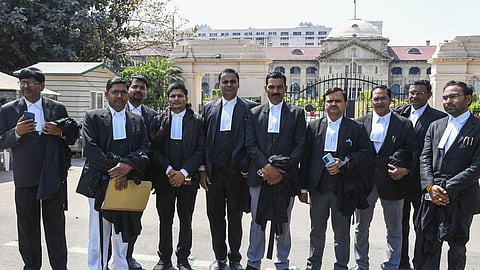 காலவரையற்ற போராட்டத்தை தொடங்கிய அலகாபாத் உயர் நீதிமன்ற வழக்கறிஞர்கள்