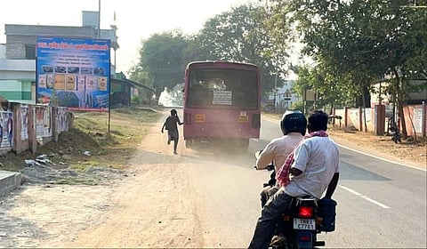 வாணியம்பாடி அருகே பேருந்து நிறுத்தத்தில் அரசுப் பேருந்து நிற்காததால் பேருந்தை துரத்திச் சென்ற 12-ம் வகுப்பு மாணவி