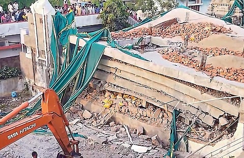 தெலங்கானா மாநிலம் பத்ராசலம் நகரில் புதிதாக கட்டப்பட்டு வந்த பல மாடி கட்டிடம் நேற்று இடிந்து விழுந்தது. இதில் இடிபாடுகளில் சிக்கி 4 தொழிலாளர்கள் உயிரிழந்தனர். படம்:பிடிஐ