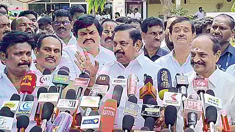 தூத்துக்குடி விமான நிலையத்தில் நேற்று செய்தியாளர்களுக்குப் பேட்டியளித்த அதிமுக பொதுச் செயலாளர் பழனிசாமி.