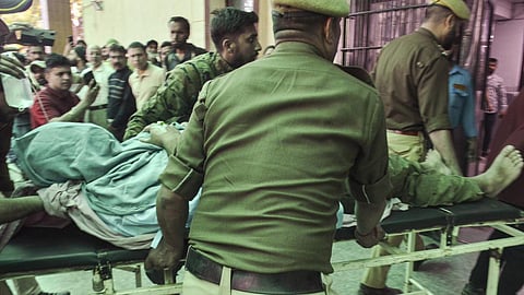 காஷ்மீரில் என்கவுன்ட்டர்: 3 தீவிரவாதிகள் சுட்டுக் கொலை; காவலர்கள் மூவர் மரணம்