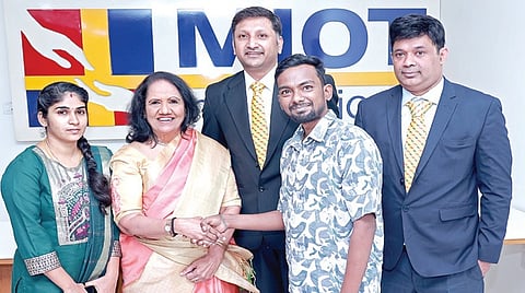 கல்லீரல் செயலிழப்பு மற்றும் பித்த நாள பாதிப்புக்குள்ளான இளைஞருக்கு மாற்று ரத்தப்பிரிவு கல்லீரலை பொருத்தி, மியாட் மருத்துவர்கள் மறுவாழ்வு அளித்தனர். குணமடைந்த இளைஞரை வாழ்த்திய மியாட் மருத்துவமனை தலைவர் மல்லிகா மோகன்தாஸ் மற்றும் மருத்துவர்கள்.