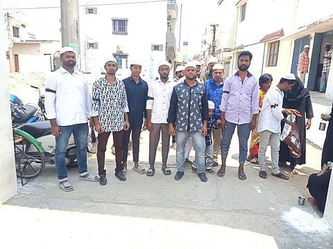 ஆம்பூர் பள்ளி வாசல்களில் நடைபெற்ற சிறப்பு தொழுகையில் கருப்பு பேட்ச் அணிந்து தொழுகையில் ஈடுபட்ட இஸ்லாமியர்கள்.