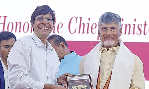 ஆந்திர முதல்வர் சந்திரபாபு நாயுடுவை கவுரவித்த சென்னை ஐஐடி இயக்குநர் காமகோடி.