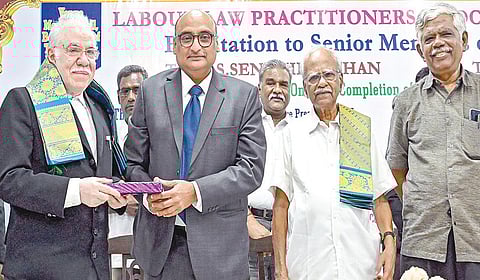 சென்னை தொழிலாளர் சட்ட வழக்கறிஞர்கள் சங்கம் சார்பில், 50 ஆண்டுகளுக்கும் மேலாக வழக்கறிஞர்களாக பணிபுரிந்து வரும் மூத்த உறுப்பினர்கள் எஸ்.செந்தில்நாதன், எஸ்.ஆறுமுகத்துக்கு பாராட்டு விழா தமிழ்நாடு புதுச்சேரி பார் கவுன்சில் அரங்கில் நேற்று நடைபெற்றது. இதில் உயர் நீதிமன்ற நீதிபதி சுந்தர் மோகன், ஓய்வு பெற்ற நீதிபதி கே.சந்துரு ஆகியோர் பங்கேற்று பரிசு வழங்கி கவுரவித்தனர். | படம்: எஸ்.சத்தியசீலன் |