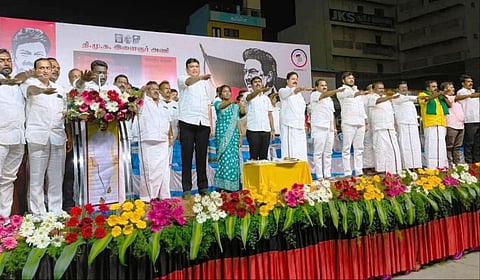 திமுக சார்பில் காவேரிப்பட்டணத்தில் நடந்த பொதுக்கூட்டத்தில் கட்சியினர் உறுதிமொழி ஏற்றுக் கொண்டனர்.