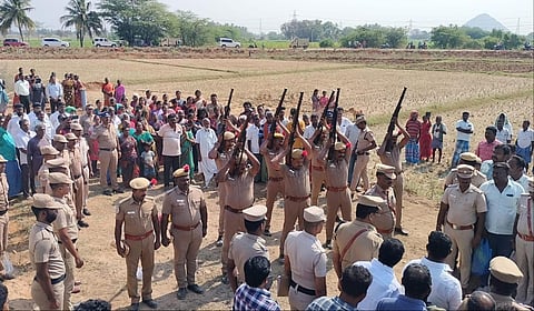 உசிலம்பட்டி அருகே கொலை செய்யப்பட்ட தலைமைக் காவலர் உடல் 21 குண்டுகள் முழங்க அடக்கம் செய்யப்பட்டது.
