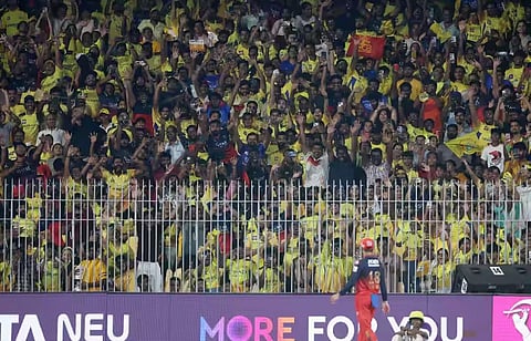 சேப்பாக்கம் மைதானத்தில் ஆர்சிபி ரசிகர்களின் கோஷம்: மவுனம் காத்த சிஎஸ்கே ரசிகர்கள்