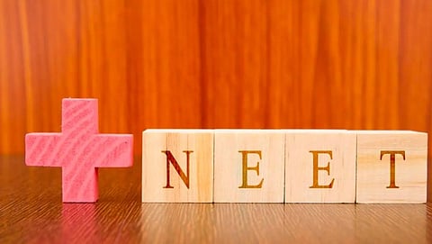 நீட் அச்சத்தால் மாணவி தற்கொலை விவகாரம்: மத்திய, மாநில அரசுகள் மீது தலைவர்கள் கடும் விமர்சனம்