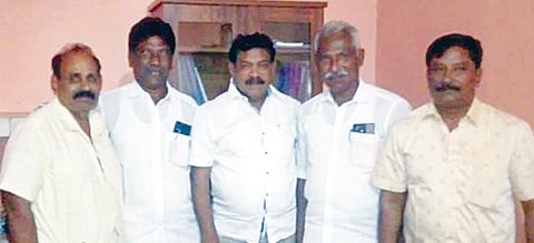 யாழ்ப்பாணத்தில் இலங்கை மீன்வளத் துறை அமைச்சர் ராமலிங்கம் சந்திர
சேகரை (நடுவில் இருப்பவர்) சந்தித்த ராமேசுவரம் மீனவப் பிரதிநிதிகள்.