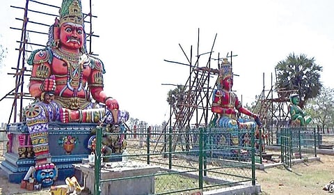 தேனம்பாக்கத்தில் காப்பர் கம்பிகளால் வடிவமைக்கப்பட்டுள்ள முனீஸ்வரர் சிலைகள்.