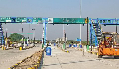 மதுரை - கொல்லம் நான்கு வழிச் சாலையில் கிருஷ்ணன்கோவில் அருகே நத்தம்பட்டியில் அமைக்கப்பட்டு வரும் சுங்கச்சாவடி.