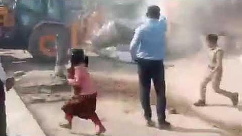 உ.பி.யில் வீடு இடிக்கப்பட்டபோது கையில் புத்தகத்துடன் ஓடிய சிறுமி: உச்ச நீதிமன்றத்தின் கவனம் ஈர்த்தார்