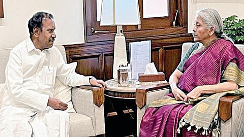 நிர்மலா சீதாராமனுடன் தம்பிதுரை எம்.பி திடீர் சந்திப்பு