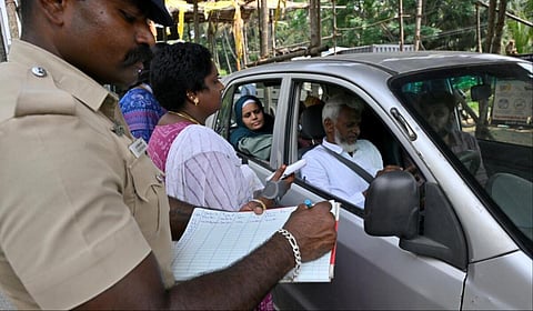 ஊட்டி, கொடைக்கானல் ‘இ-பாஸ்’ கட்டுப்பாட்டை தளர்த்த கோரி உயர் நீதிமன்றத்தில் அரசு மனு தாக்கல்