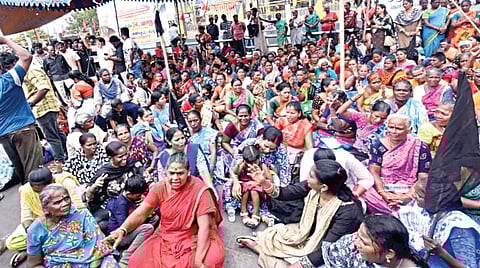 மெரினா லூப் சாலையில் பொது போக்குவரத்தை ரத்து செய்து, பட்டினப்பாக்கம்-சாந்தோம் நெடுஞ்சாலையில் இருவழி வாகன போக்குவரத்தை அனுமதிக்க கோரி, மெரினா காவல் நிலையம் அருகில் மீனவர்கள் ஆர்ப்பாட்டத்தில் ஈடுபட்டனர். | படம்: ம.பிரபு |