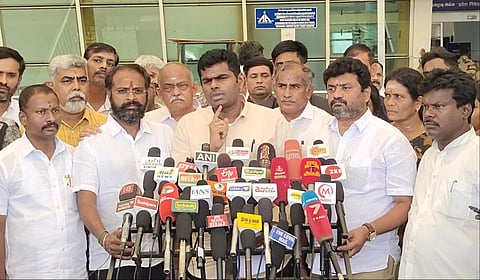 கோவை விமான நிலையத்தில் பாஜக மாநிலத் தலைவர் அண்ணாமலை செய்தியாளர்களைச் சந்தித்தார்