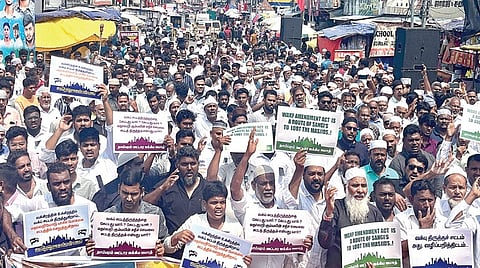 வக்பு சட்ட திருத்தத்தை கண்டித்து, தாம்பரம் வட்டார ஐக்கிய ஜமாத் சார்பில் தாம்பரம் ஜும்ஆ பள்ளிவாசல் முன்பாக கண்டன ஆர்ப்பாட்டம் நேற்று நடைபெற்றது. பள்ளிவாசலில் தொழுகையை முடித்துவிட்டு, திரளான இஸ்லாமியர்கள் இதில் கலந்து கொண்டனர். | படம்: எம்.முத்துகணேஷ் |