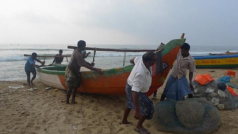 இயந்திரம் பழுது: காசிமேட்டில் மீன்பிடி படகு டீசலுக்கு டிஜிட்டல் முறையில் பணம் செலுத்துவதில் சிக்கல்