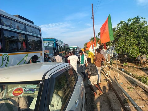 செல்ஃபி எடுக்க குவிந்த மக்கள்: பாம்பன் பாலத்தில் போக்குவரத்து நெரிசல்