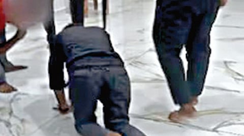 கொச்சி | ஊழியர்களை சங்கிலியால் கட்டி நாய் போல நடக்க வைத்த கொடூரம்