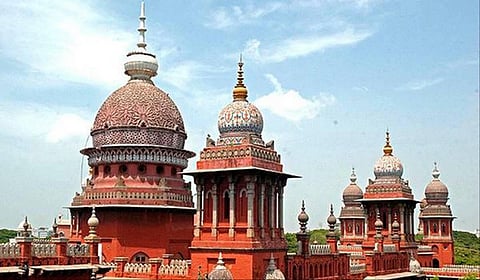 3 கவுன்சிலர்கள், உசிலம்பட்டி நகராட்சித் தலைவர் பதவி நீக்க வழக்கு: அரசு பதிலளிக்க ஐகோர்ட் உத்தரவு