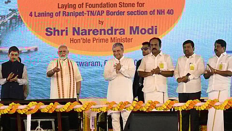 ராமேஸ்வரத்தில் நடைபெற்ற பாம்பன் பாலம் திறப்பு விழாவில் பிரதமர் மோடியுடன் மேடையில் நயினார் நாகேந்திரன் (ராமநாதபுரம் எம்பி நவாஸ்கனி அருகே).