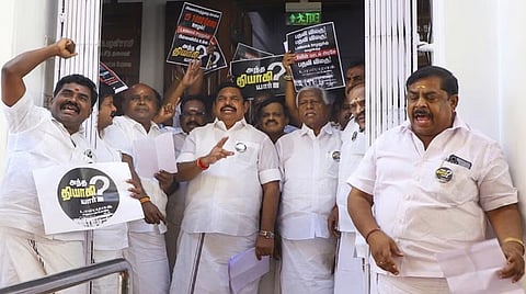 ‘அந்த தியாகி யார்?’ பதாகை முதல் சஸ்பெண்ட் நடவடிக்கை குறைப்பு வரை - பேரவையில் நடந்தது என்ன?