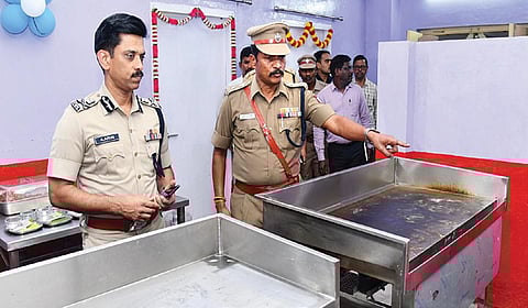 காவலர் நல உணவகத்தில் காவல் ஆணையர் அருண் ஆய்வு
மேற்கொண்டு, சமையல் அறை உள்ளிட்ட இடங்களை பார்வை
யிட்டார். உடன் கூடுதல் காவல் ஆணையர் விஜயேந்திர  
எஸ்.பிதாரி, துணை ஆணையர்கள் ராமமூர்த்தி, ராதாகிருஷ்ணன்
உள்ளிட்டோர்.