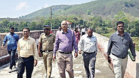 முல்லை பெரியாறு அணையில் நேற்று ஆய்வு செய்த மத்திய நீர்வள
துறை ஆணையத் தலைவர் முகேஷ்குமார் சின்ஹா உள்ளிட்டோர்.