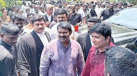 திருச்சி நீதிமன்றத்தில் நேற்று ஆஜராக வந்த நாம் தமிழர் கட்சியின் தலைமை ஒருங்கிணைப்பாளர் சீமான். | படம்: ர.செல்வமுத்துகுமார் |