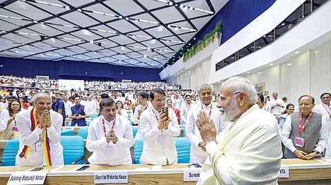 மகாவீரர் ஜெயந்தியை முன்னிட்டு, டெல்லியில் உள்ள விஞ்ஞான் பவனில் ‘நவ்கார் மகாமந்த்ரா திவஸ்’ நிகழ்ச்சியை பிரதமர் நரேந்திர மோடி நேற்று காலை தொடங்கி வைத்தார். படம்: பிடிஐ