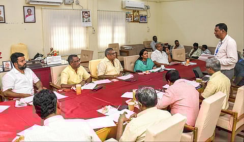 புதுச்சேரி சட்டப்பேரவை தலைவர் செல்வம் தலைமையில் மன்றக் குழுக் கூட்டம் நடைபெற்றது