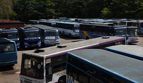 பிஆர்டிசி ஒப்பந்த ஊழியர்கள் 2வது நாளாக மேற்கொண்ட வேலைநிறுத்தம் காரணமாக புதுச்சேரியில் அரசுப் பேருந்துகள் இயக்கப்படவில்லை | படங்கள்: எம்.சாம்ராஜ்