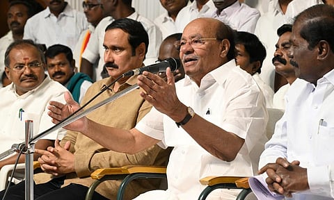 “நானே தலைவர்” - ராமதாஸ் அறிவிப்பால் உச்சகட்ட குழப்பம்: பாமகவில் நடப்பது என்ன?