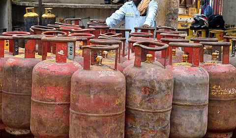 சிலிண்டர் விலை உயர்வு: ஏழை, எளிய மக்களுக்குச் சுமை