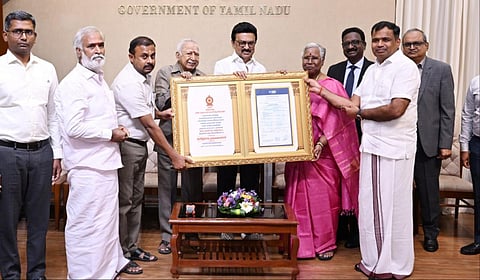 தங்க முதலீட்டுத் திட்டத்தில் முதலீட்டுப் பத்திரங்களை முதல்வர் ஸ்டாலின் வழங்கினார்