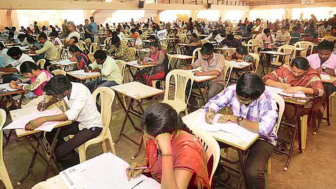 அரசு பணி தேர்வுகளில் புறக்கணிக்கப்படும் கிராமப்புற மாணவர்கள்: தமிழ் தேர்வர்கள் சொல்வது என்ன?